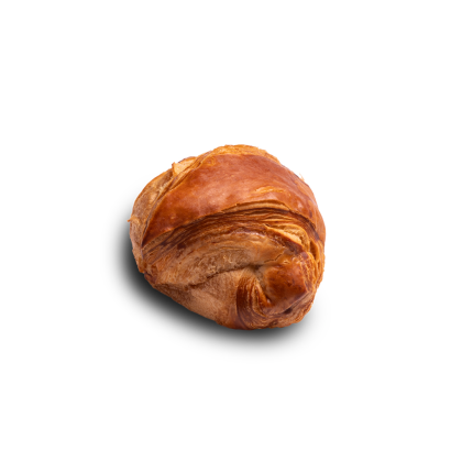Zlatavý, křupavý croissant se zahnutým tvarem na bílém pozadí.