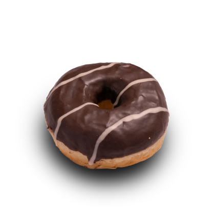 Donut polevaný čokoládou se třemi tenkými bílými proužky polevy na bílém pozadí.