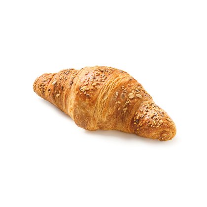 Do zlatova upečený vícezrnný croissant se semínky a ovesnými vločkami na bílém pozadí.