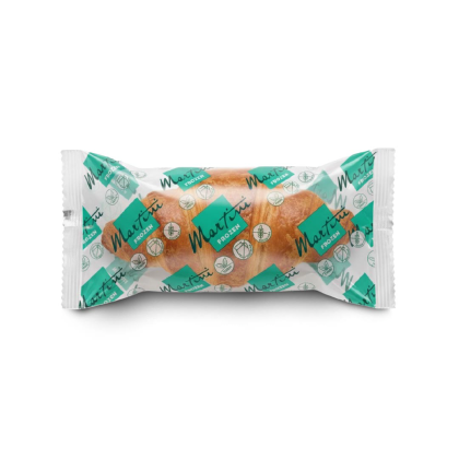 Croissant v průhledném plastovém obalu s opakujícím se tyrkysovým logem „Martini Frozen“
