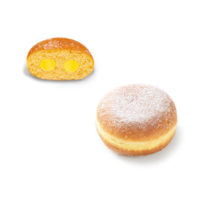Celý donut posypaný moučkovým cukrem vedle řezu se dvěma kapsami žluté krémové náplně.