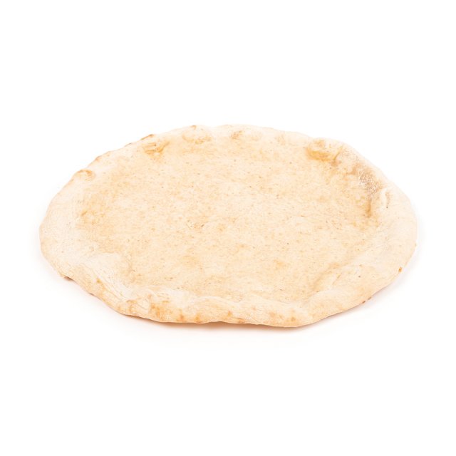 Kulatý, nepečený pizzový korpus s texturovaným, vyvýšeným okrajem na bílém pozadí.