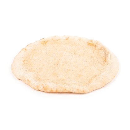 Kulatý, nepečený pizzový korpus s texturovaným, vyvýšeným okrajem na bílém pozadí.