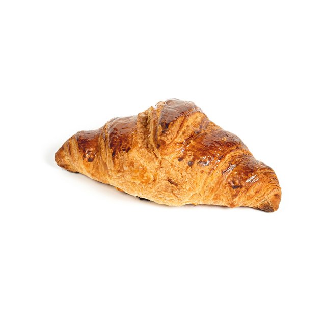 Zlatavě upečený croissant s lesklou, křupavou kůrkou na bílém pozadí.