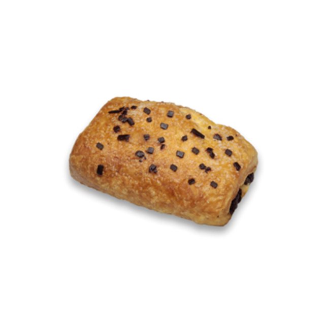 Zlatavý čokoládový croissant s kousky hořké čokolády navrchu, na bílém pozadí.
