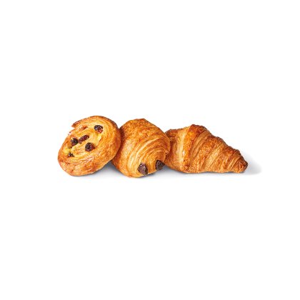 Tři zlatavé pečivo na bílém pozadí: šnek s rozinkami, čokoládová rolka a jednoduchý croissant.