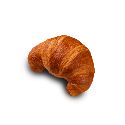 Zlatohnědý zahnutý croissant s listovými, lesklými vrstvami na bílém pozadí.