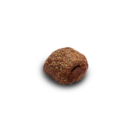 Kulatá čokoládová pralinka brigadeiro v křupavé posypce, s ukousnutým kouskem odhalujícím krémový střed.
