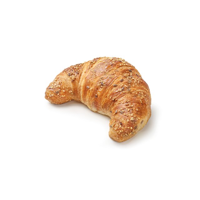 Zlatavý croissant ve tvaru půlměsíce s mixem semínek na bílém pozadí