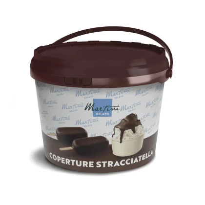 Hnědý plastový kbelík čokoládové polevy Martini Gelato s etiketou "Coperture Stracciatella", s tyčinkou v čokoládě