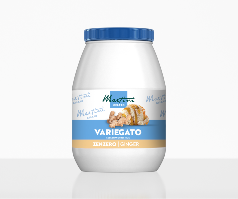 Bílá plastová nádoba s modrým víčkem, popisek Martini Gelato Variegato Zenzero Ginger, s kořenem zázvoru a zmrzlinou.