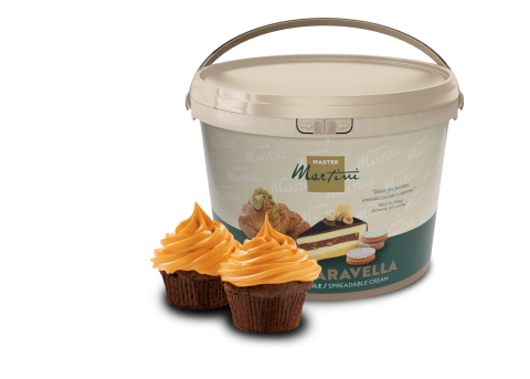Béžový kbelík krému na chleba Master Martini se dvěma čokoládovými cupcaky s oranžovou polevou.