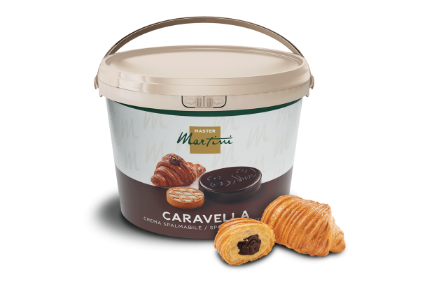 Velký kbelík čokoládového krému Master Martini Caravella vedle dvou croissantů s čokoládou.