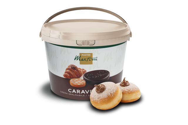 Velký kbelík čokoládového krému Master Martini Caravella vedle dvou cukrem posypaných plněných donutů