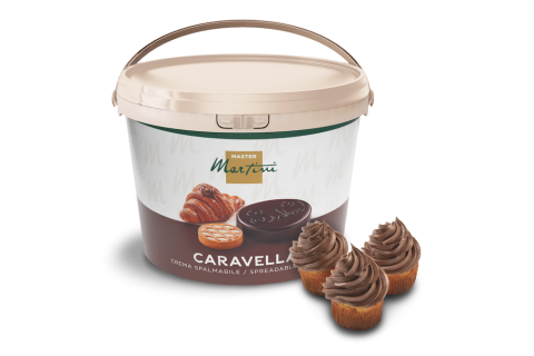 Kbelík roztíratelného krému Master Martini Caravella vedle tří cupcaků s čokoládovou polevou.