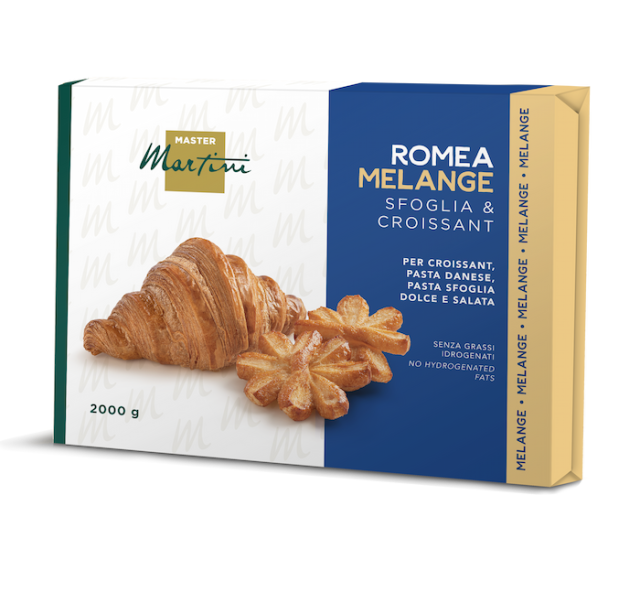 Balení 2000g tuku Master Martini Romea Melange na croissanty, s croissantem a pečivem ve tvaru hvězdy.