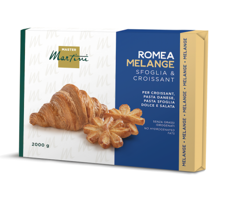 Balení 2000g tuku Master Martini Romea Melange na croissanty, s croissantem a pečivem ve tvaru hvězdy.