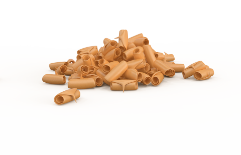 Hromada trubkovitých těstovin béžové barvy, připomínajících garganelli nebo rigatoni, na bílém pozadí.