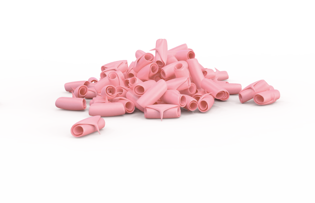 Hromada růžových žvýkaček ve tvaru trubiček na bílém pozadí